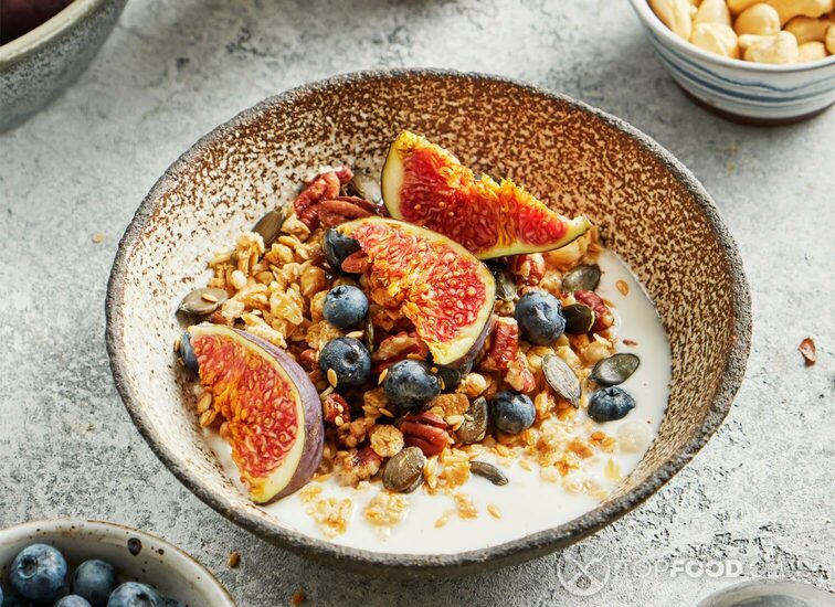 2021-09-20-of18kp-homemade-granola-with-yogurt-blueberry-and-figs-fo-z9jbecr