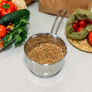 Rinse farro with water.