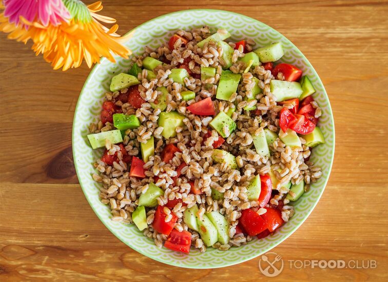 2021-09-21-bmdxfp-fresh-farro-spelt-salad-with-tomatoes-avocado-xrsc2sp