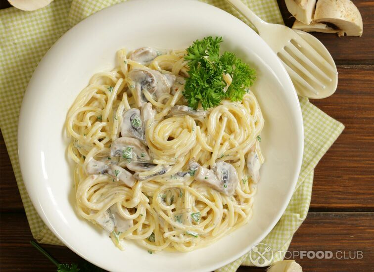 2021-09-22-ezxg02-pasta-carbonara-with-mushrooms-pry2dgy