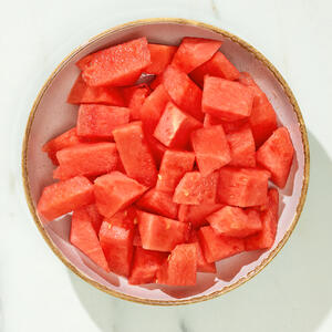 Cut watermelon pulp into cubes.