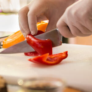 Chop coarsely sweet pepper