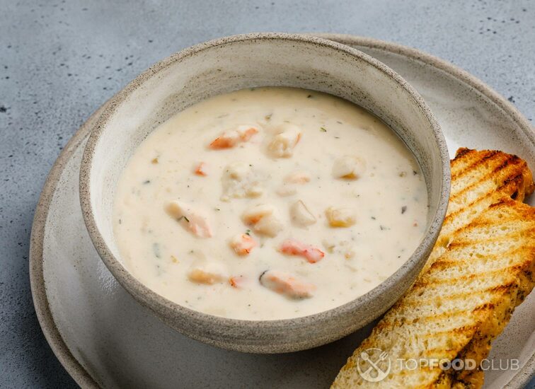 2021-09-27-hjwm4o-boston-chowder-soup-with-seafood-on-concrete-backg-2021-06-30-20-51-09-utc