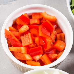 Cut sweet pepper into cubes