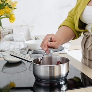 Combine vinegar and sugar.