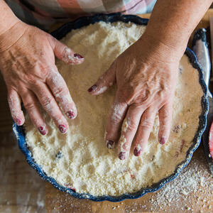 Arrange in a 9-inch pie pan. 