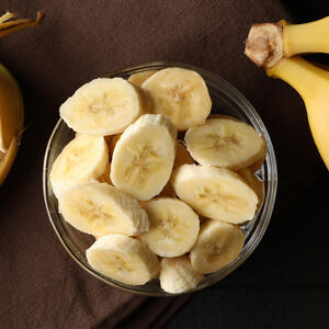 Cut the banana into slices and lay out the beard below.