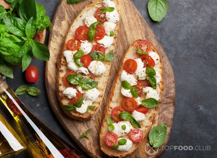 2021-10-26-o63fdh-caprese-bruschetta-toasts-2021-08-26-15-49-28-utc