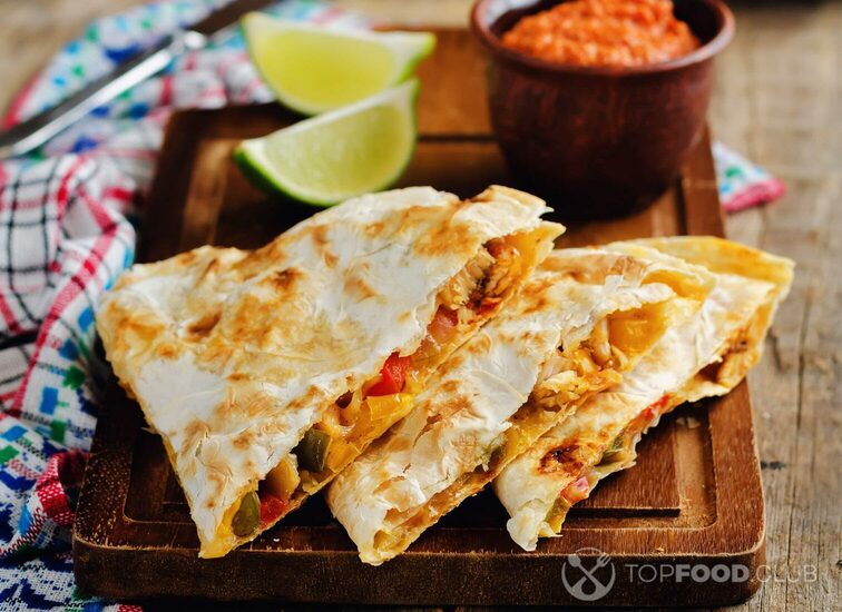 2021-10-27-9uz420-chicken-bell-pepper-quesadilla-2021-09-01-04-32-36-utc