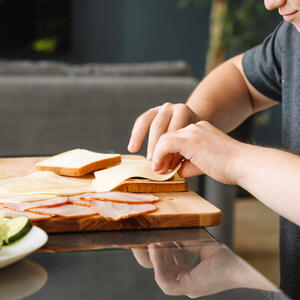 Spread 2 tablespoons herb mayo on 4 slices of bread.