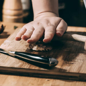 Peel garlic, wash and crush with a knife.