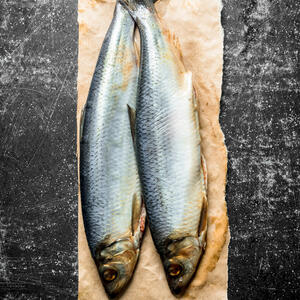 Defrost the herring, cut the head, tail and fins