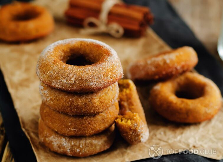 2021-11-02-drlgy6-baked-pumpkin-donuts-with-glasses-of-milk-2021-09-01-04-32-38-utc