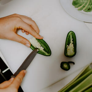 Wash the pepper, remove the seeds and cut into rings