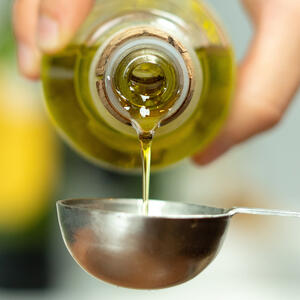 Take the baking sheet and grease it with a small amount of sesame oil and put the fish fillet.