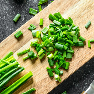 Chop the green onion finely.