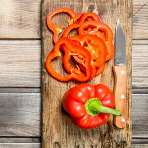 Then cut the sweet red pepper into rings.