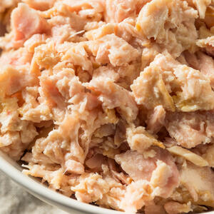  Remove the skin from the ham.