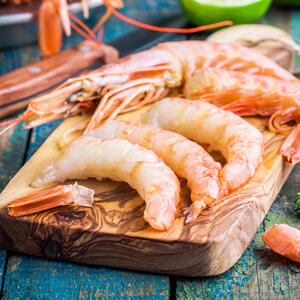 Finely cut the prawns and dill