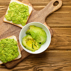  Mash the avocado. 