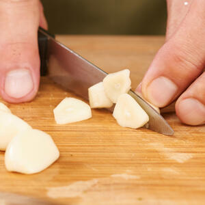 Peel the garlic, cook the dressing