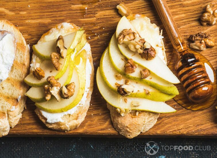 2021-11-04-wt2rgx-crostini-with-pear-ricotta-cheese-honey-and-waln-2021-08-26-16-17-37-utc