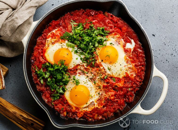 2021-11-05-4etq1i-breakfast-shakshuka-fried-eggs-with-tomatoes-and-b-2021-10-21-04-01-32-utc