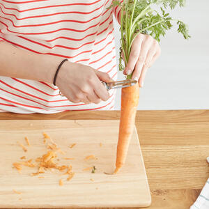 Rinse the carrots, peel and cut into strips.