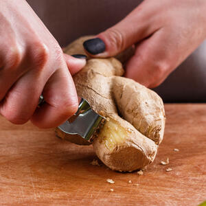Make marinade. Peel the ginger and onion