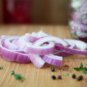 Peel the onion, wash under running water