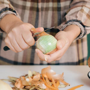 Peel the onion, cut into small pieces and put in a blender