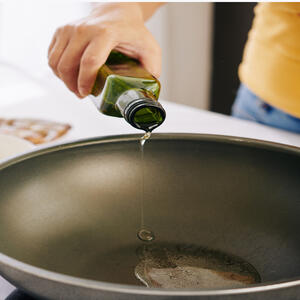 Heat the frying pan, pour in vegetable oil and transfer the cutlets