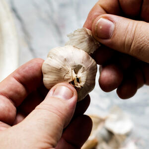 Peel the garlic, grind in a mortar with parsley (first wash the herbs)
