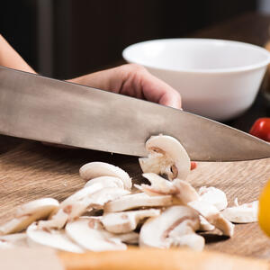 Rinse the champignons, cut into thin slices.