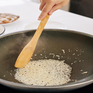 Heat the frying pan, pour in vegetable oil