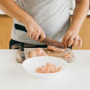 Cut the chicken fillets into stripes.