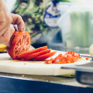 Rinse the tomatoes, cut into cubes