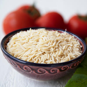 When the pasta orzo starts changing color, add the butter. Brown until golden brown.