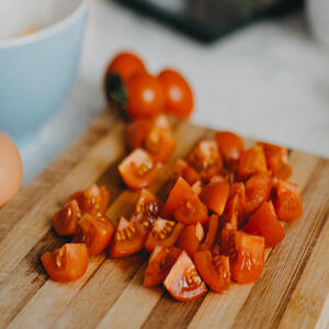 Wash the tomatoes, cut them into cubes.