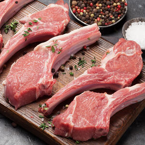 Separate the meat from the bone with a knife, cut into small pieces.