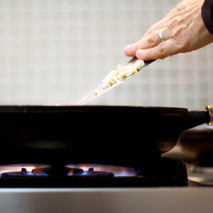 Heat the frying pan, add olive oil and garlic