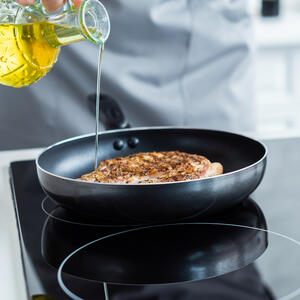 Roll the slices of pork with rosemary. Heat the frying pan, pour olive oil