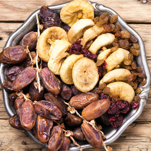 Finely cut the following ingredients: raisins, figs, dates. 