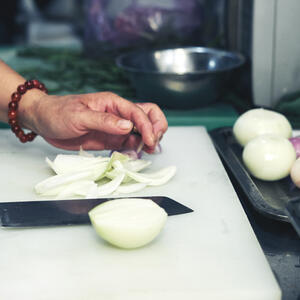 Peel the onion, cut into half rings.