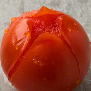 Place the tomatoes into the boiling water for 7 minutes, then peel them and cut into large pieces.