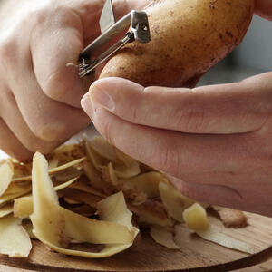 Peel the potatoes, cut into cubes.