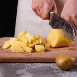 Peel the potato, cut into cubes.