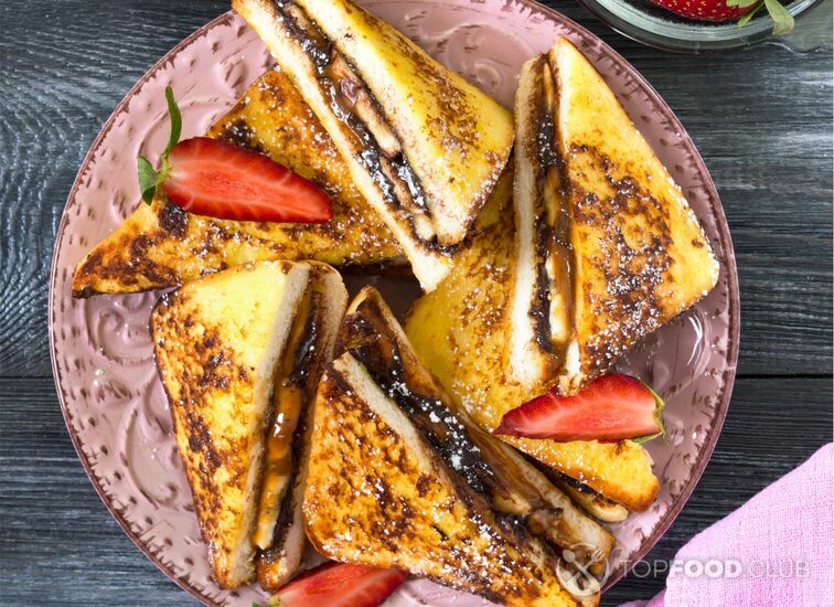 2021-11-22-moz6bn-sweet-french-toasts-with-banana-chocolate-strawb-2021-08-30-18-53-17-utc