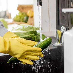 Wash the cucumber, cut into cubes.