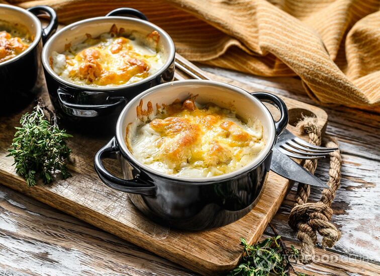 2021-11-25-k5dsnh-chicken-and-mushroom-casserole-in-a-clay-pot-whi-2021-10-21-02-53-29-utc